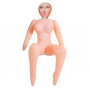 Рыженькая секс-кукла с согнутыми в коленях ногами
