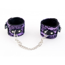 Пурпурные кружевные наручники